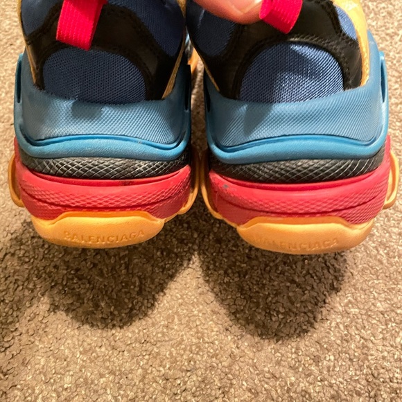 Sneakers - Picture 4 of 6